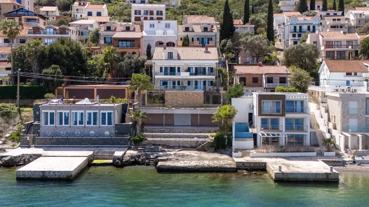Three-bedroom duplex on the first line to the sea, Krasici, Tivat — property view 2