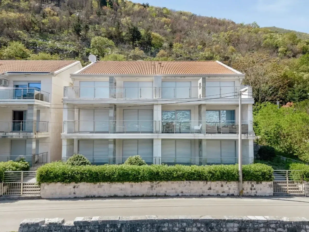 Two-bedroom apartment on the first line to the sea in Stolivo, Kotor — property view 3