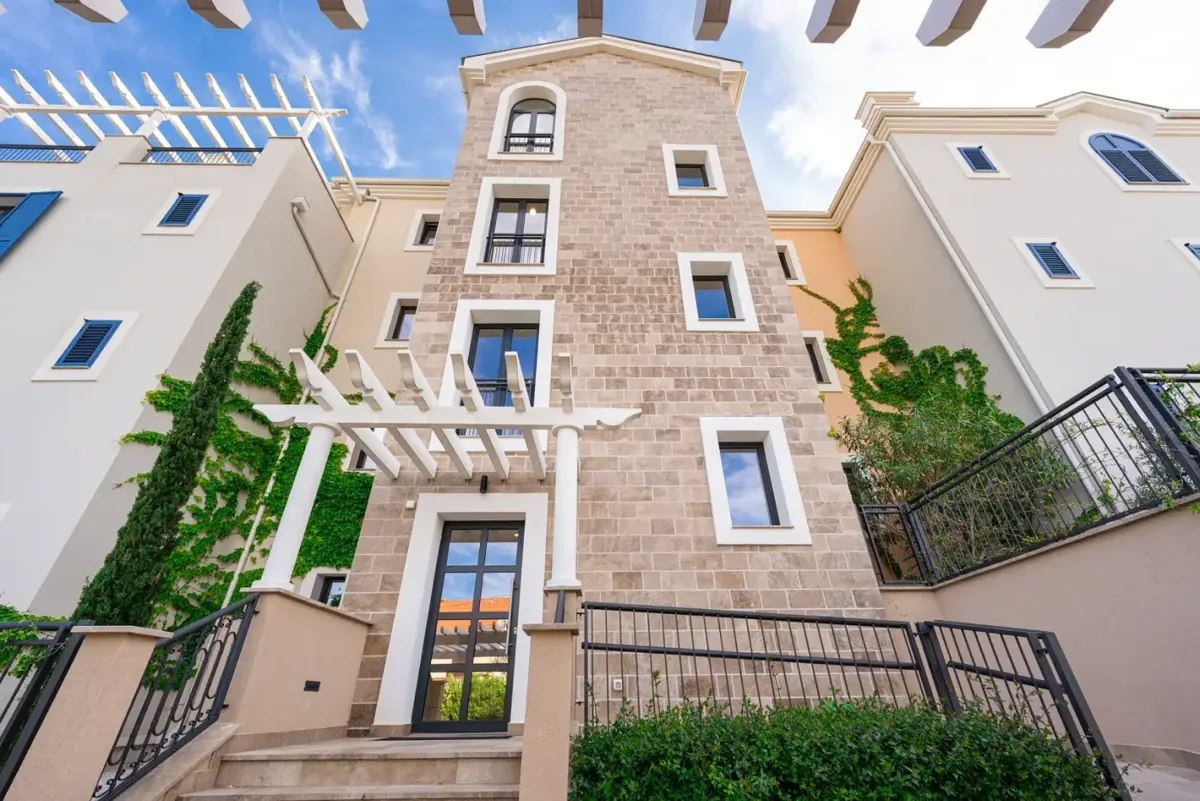 Elegant two-bedroom apartment in Centrale, Luštica Bay. — property view 1