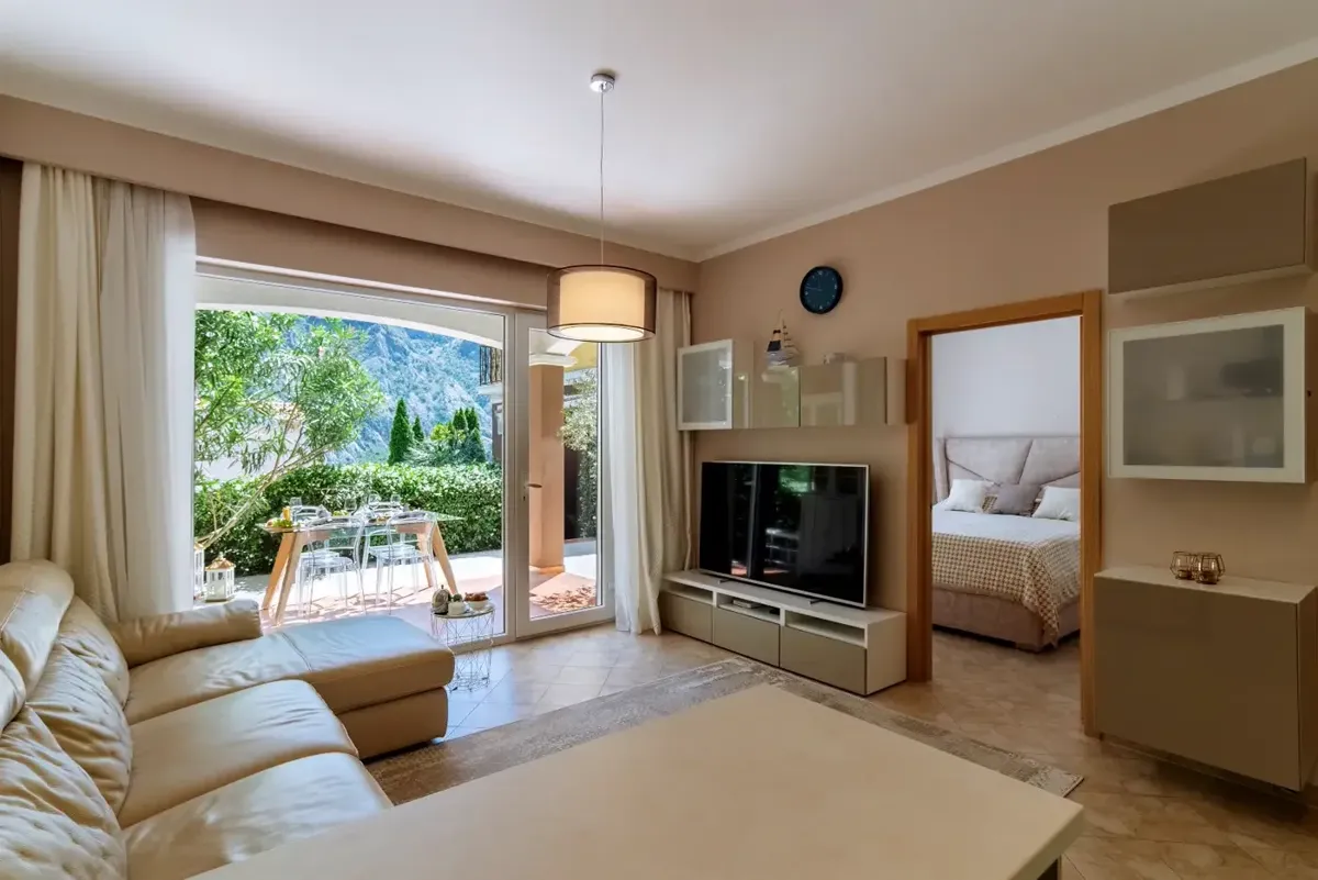 Two-bedroom apartment with a spacious terrace and parking space, Orahovac, Kotor — property view 3
