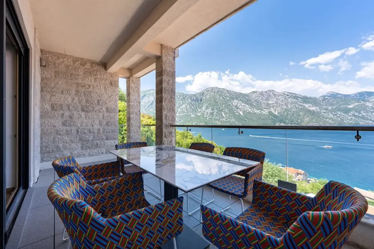 Three-bedroom apartment in a frontline complex by the sea Kostanjica, Kotor — property view 1