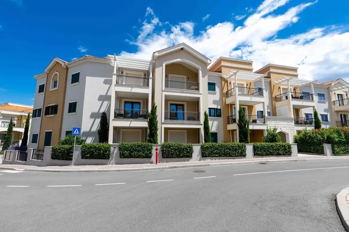 Modern one-bedroom apartment in the Centrale neighborhood, Luštica Bay — property view 1