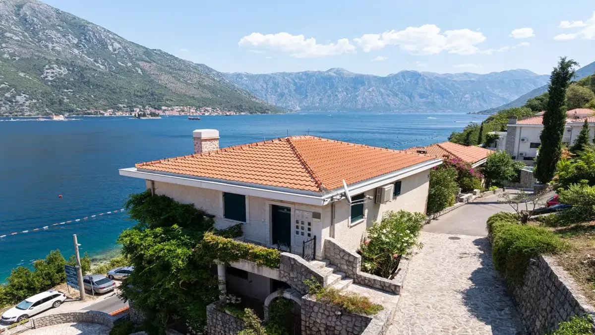 Two-bedroom apartment in a seaside complex Kotor, Kostanjica — property view 1