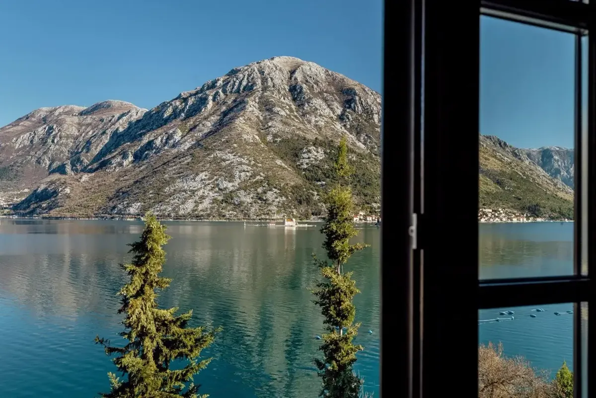 Two-room apartment in the first row to the sea and the beach, Kostanjica, Kotor — property view 4