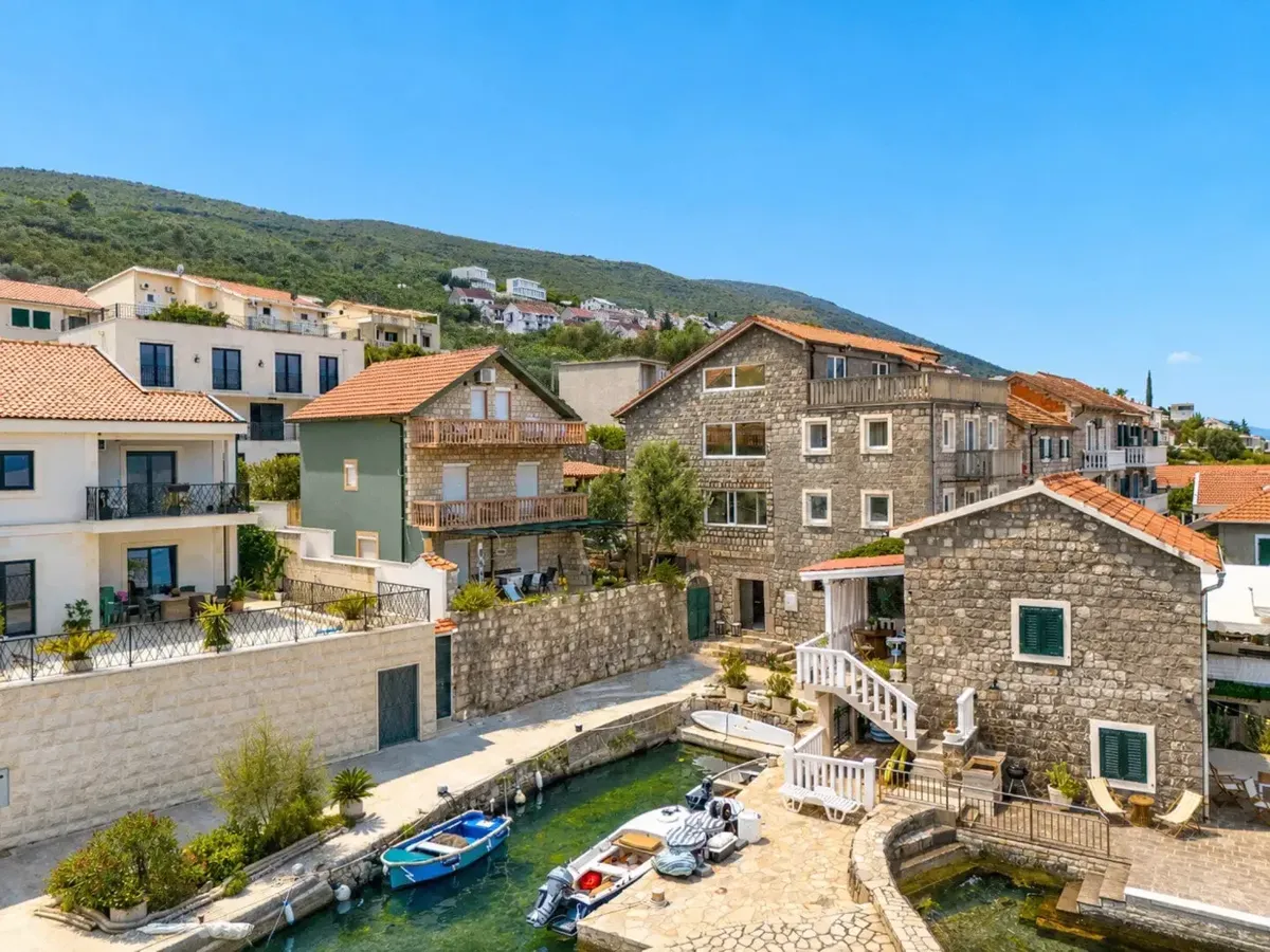 House on the first line to the sea, with parking and a pontoon, Krašići — property view 2