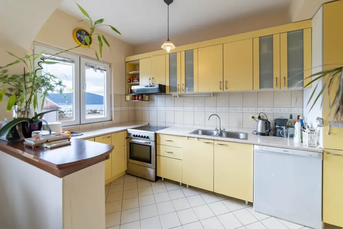 Three-bedroom furnished apartment with two large terraces and sea view, Pod Kuk, Tivat — property view 5